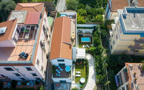 The Ivy Villa: Building, Residential Area, House, Home, Neighbourhood, Town, Roof, Apartment, Urban Design, Human Settlement