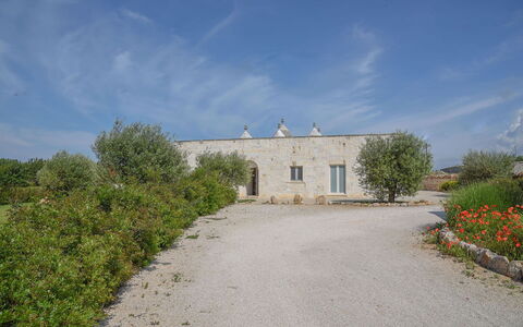 Trulli Martina: Sky, Estate, Driveway