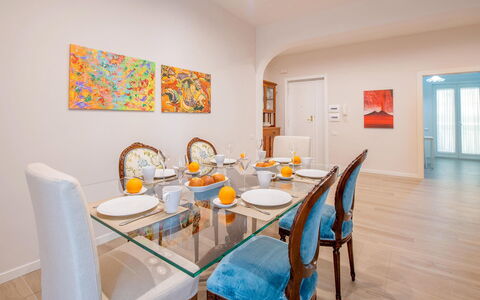 Apartment Bud: Furniture, Interior Design, Flooring, Wood, Dining Room, Floor, Table, Kitchen & Dining Room Table, Ceiling, Chair