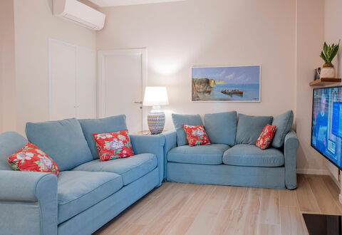 Apartment Bud: Furniture, Couch, Interior Design, Flooring, Floor, Room, Living Room, Apartment, Textile, Throw Pillow