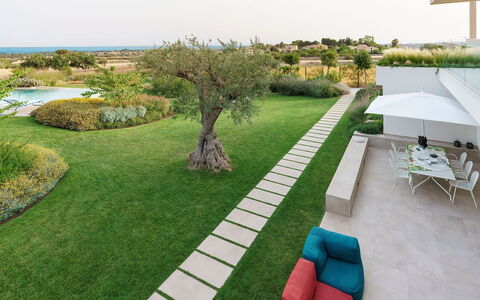 Villa Bel Prato: Garden, Land Lot, Lawn, Landscaping, Yard, Shade, Backyard, Artificial Turf, Estate, Hacienda