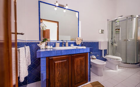 Casa Maurus: Blue, Plumbing Fixture, Flooring, Interior Design, Bathroom Sink, Bathroom, Sink, Floor, Tap, Plumbing