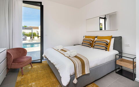 Villa la Isla: Apartment, Resort, Hotel, Wood Stain, Balcony, Bed, Bedroom