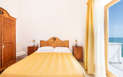 Relais Nike: Floor, Bedroom, Flooring, Sea, Bed Sheet, Apartment, Bedding, Bed, Ocean, Bed Frame