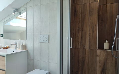 Casa Nadia: Bathroom, Flooring, Plumbing Fixture, Interior Design, Floor, Wall, Bathroom Sink, Sink, Wood, Tap