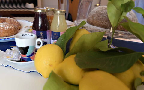 Casa Minori: Food, Tableware, Fruit, Ingredient, Serveware, Produce, Drinkware, Dishware