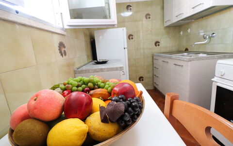 Isabel: Fruit, Kitchen Appliance, Major Appliance, Food, Kitchen, Countertop, Tableware, Natural Foods, Home Appliance, Produce