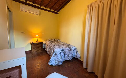 Terrazzino Margherita: Bed, Floor, Flooring, Bedroom, Wall, Interior Design, Bed Sheet, Wood, Bedding, Furniture