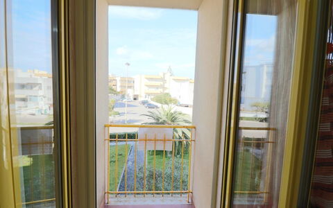 Lucia: Wood, Wood Stain, Apartment, Balcony, Glass, Hardwood, Molding, Baluster, Varnish, Handrail