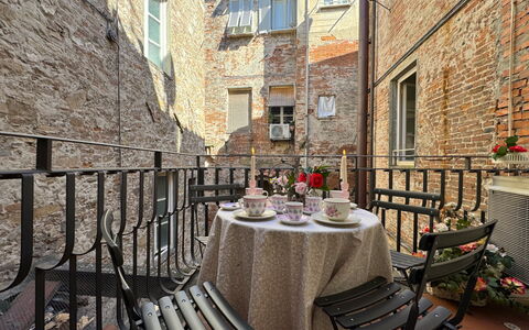 Casa Anna 13: Flowerpot, Brick, Houseplant, Balcony, Outdoor Table, Chair, Outdoor Furniture, Handrail, Baluster, Patio