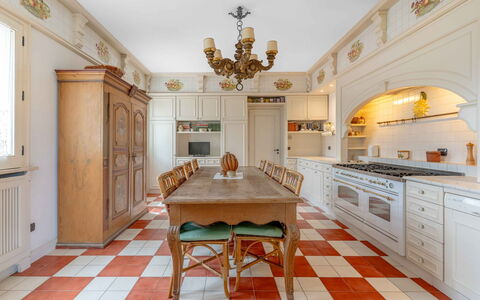 Villa Polistena: Interior Design, Flooring, Kitchen, Floor, Furniture, Wood, Ceiling, Countertop, Cabinetry, Lighting