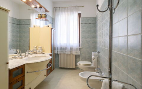 Dimora Lali: Plumbing Fixture, Flooring, Bathroom Sink, Interior Design, Sink, Bathroom, Floor, Tap, Plumbing, Lighting