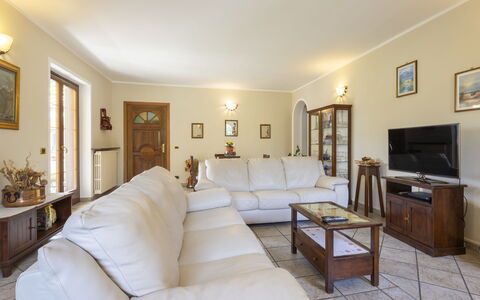 Dimora Lali: Furniture, Interior Design, Flooring, Couch, Floor, Wood, Ceiling, Room, Living Room, Table
