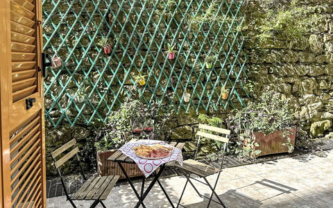 Elina: Shrub, Residential Area, Urban Design, Garden, Apartment, Hedge, Groundcover, Hacienda, Balcony, Estate