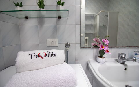 Anisia'S Home Otranto: Interior Design, Room, Bathroom Sink, Plumbing Fixture, Plumbing, Linens, Sink, Tap, Houseplant