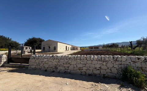 Villa Palmento: Sky, Rural Area, Stone Wall, Driveway, Caravanserai