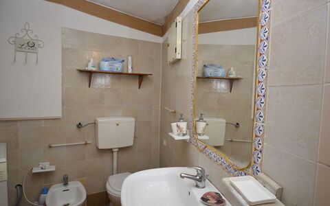 Ranch Salomonello: Bathroom Sink, Bathroom, Plumbing Fixture, Wall, Sink, Interior Design, Flooring, Floor, Mirror, Tap
