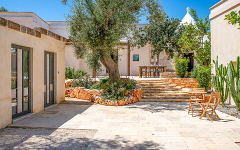 Le Camere di Corte Kalia by Raro Rooms: Garden, Flowerpot, Landscaping, Shade, Flagstone, Estate, Hacienda, Backyard, Design, Yard