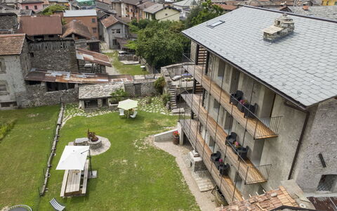 Valtellina 646: Wall, Building, Window, Facade, Neighbourhood, Town, House, Residential Area, Urban Design, Human Settlement