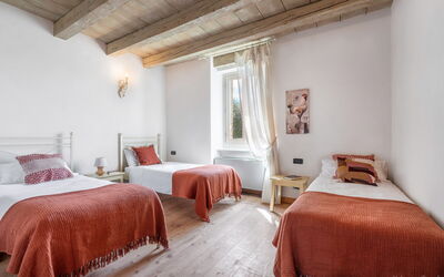 Accommodation:&nbsp;Ginestra
