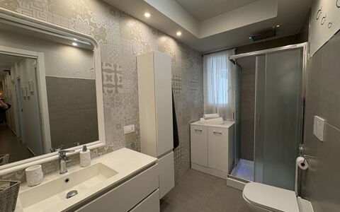 Casa Amare: Bathroom Sink, Plumbing Fixture, Flooring, Interior Design, Sink, Floor, Bathroom Cabinet, Bathroom, Mirror, Tap