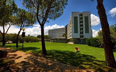 Suite Riviera: Apartment, Shrub, Condominium, Urban Design, Garden, Headquarters, Lawn, Landscaping, Shade