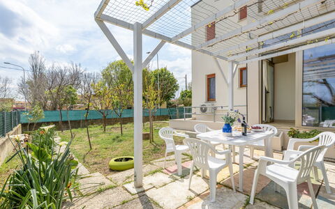 Casa di Lilia: Garden, Porch, Yard, Shade, Backyard, Chair, Landscaping, Houseplant, Outdoor Furniture, Outdoor Structure