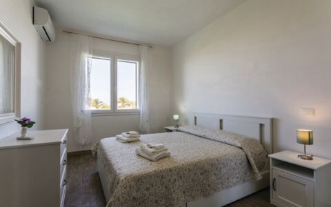 Villa Marzia: Bedroom, Apartment, Floor, Bed, Home, Furniture, Bedding, Bed Frame, Bed Sheet, Room