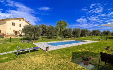 Gli Ulivi: Farmhouse, Estate, Lawn, Swimming Pool, Villa, Hacienda