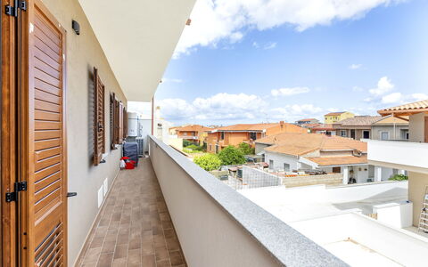 Marina di Sorso 5: Apartment, Balcony, Daylighting, Tile, Paint