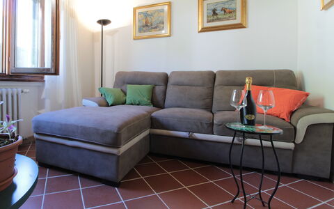 House Angy: Furniture, Flooring, Floor, Interior Design, Couch, Living Room, Home, Room, Apartment