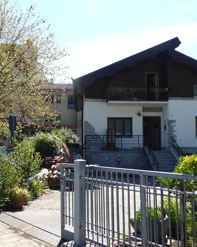 House Angy: Building, Residential Area, House, Neighbourhood, Shrub, Home, Human Settlement, Cottage, Suburb