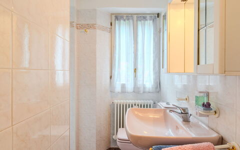 La Casetta di Lulù: Bathroom, Plumbing Fixture, Wall, Bathroom Sink, Flooring, Interior Design, Floor, Sink, Tap, Plumbing