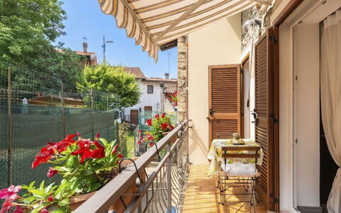 La Casetta di Lulù: Balcony, Door, Flowerpot, Apartment, Houseplant, Awning, Baluster, Bicycle, Porch