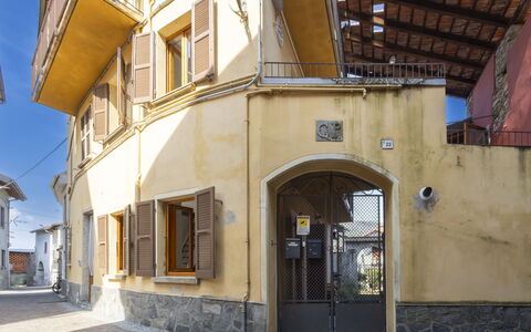 La Giuseppina: Wall, Yellow, Door, Home, Concrete, Paint, Balcony, Plaster, Home Door, Houseplant