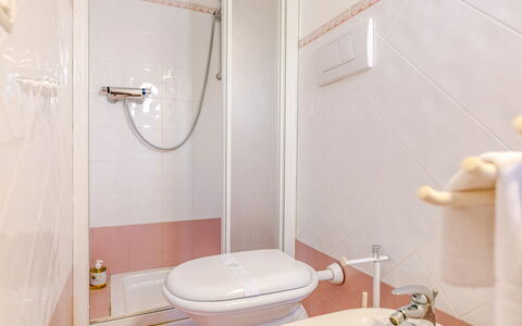 Fano Mare: Interior Design, Flooring, Floor, Room, Ceiling, Plumbing Fixture, Bathroom, Plumbing, Toilet, Tap