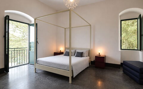 Villa Chiaramonte Gulfi: Interior Design, Bed, Bedroom, Wall, Furniture, Flooring, Ceiling, Floor, Lighting, Bedding