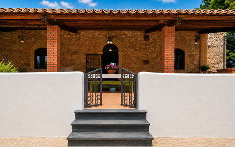 Villa Chiaramonte Gulfi: Wall, Brick, Door, Column, Flowerpot, Hacienda, Brickwork, Wood Stain, Shade, Garden