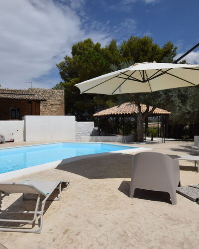 Villa Chiaramonte Gulfi: Shade, Swimming Pool, Outdoor Furniture, Umbrella, Concrete, Sunlounger, Resort, Design, Eco Hotel, Outdoor Structure