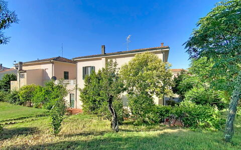 Lucia e Francesco: Shrub, Residential Area, Home, Garden, Lawn, Estate, Suburb, Yard, Landscaping, Backyard