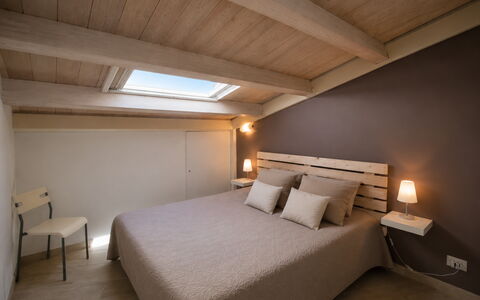 Appartamento Tramonto sul Mare: Bed, Bedroom, Interior Design, Wood, Ceiling, Furniture, Bed Sheet, Floor, Bedding, Flooring
