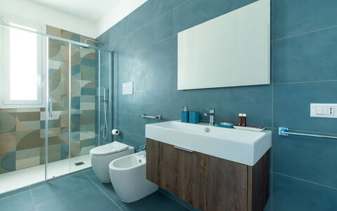 A Casa di Chica: Plumbing Fixture, Bathroom, Flooring, Floor, Interior Design, Sink, Toilet, Plumbing, Tap, Bathroom Sink