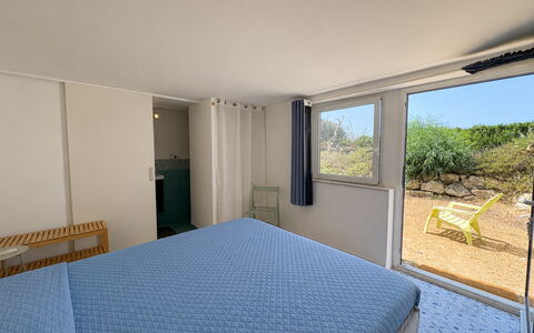 Punta Braccetto Fronte Mare: Bedroom, Bed, Shade, Bedding, Wood Stain, Bed Frame, Bed Sheet, Linens, Hotel