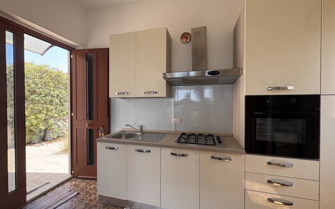 Punta Braccetto Fronte Mare: Kitchen Appliance, Kitchen, Major Appliance, Home Appliance, Cabinetry, Countertop, Wood, Interior Design, Flooring, Kitchen Stove