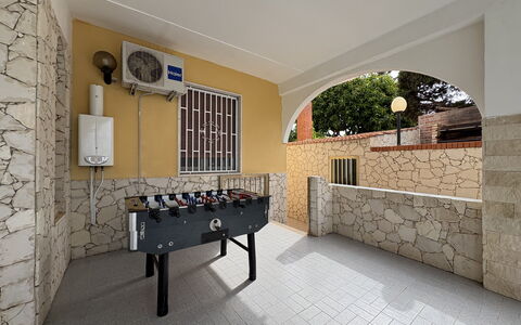 Villa Sole Mare: Wall, Floor, Flooring, Composite Material, Concrete, Tile, Wood Stain, Balcony, Flagstone