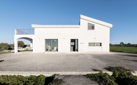 Villa Costa: Sky, Architecture, Home, Composite Material, Estate, Concrete, Driveway, Plaster, Villa