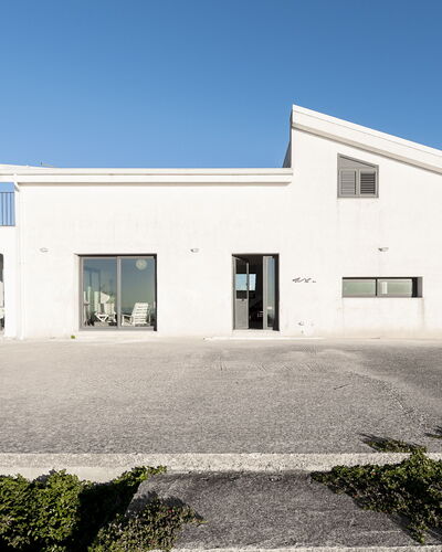 Villa Costa: Sky, Architecture, Home, Composite Material, Estate, Concrete, Driveway, Plaster, Villa