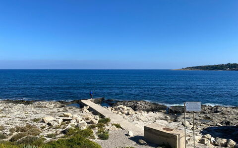 Rari House: Blue, Water, Water Resources, Body Of Water, Coast, Rock, Coastal And Oceanic Landforms, Horizon, Sea, Summer