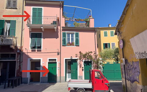 Casa Nanai - Levanto: Neighbourhood, Door, Paint, Balcony