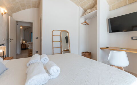 Tenuta Emma: Wall, Home, Apartment, Balcony, Hotel, Bedroom, Bed